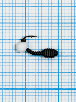 Мормышка Личинка Куб Drops белый ( Larva Cube) 0,38  /4, чёрный